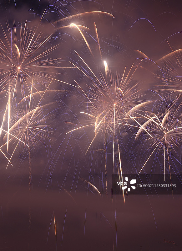 天空中绽放的烟花图片素材