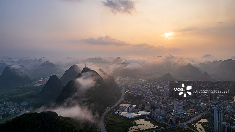 航拍晨光中的广西崇左市天等县县城图片素材