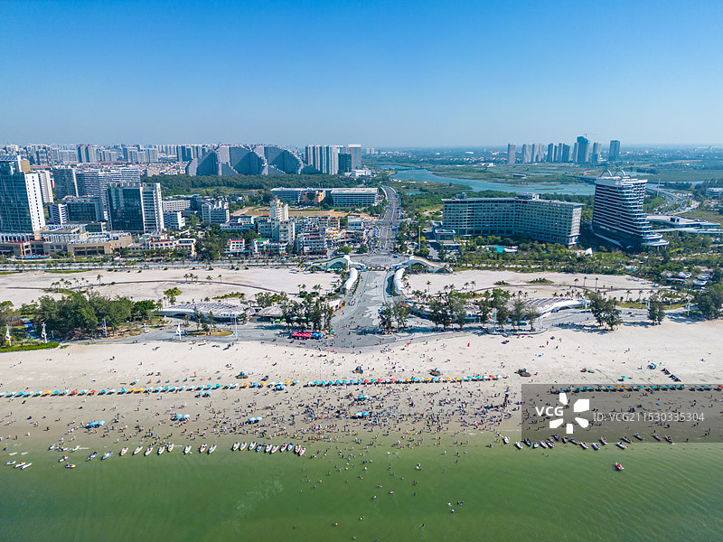 航拍北海滩东北门海丝之路广场，广西北海市图片素材