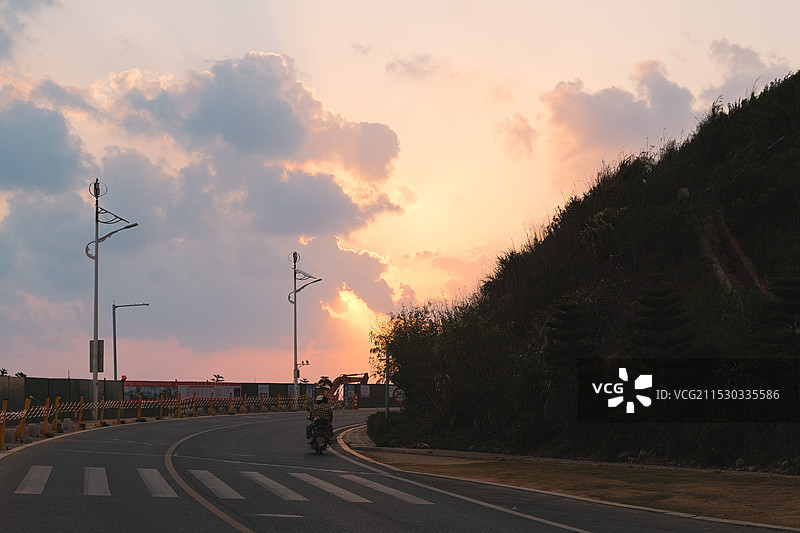 福州平潭岛日出与蜿蜒的公路图片素材