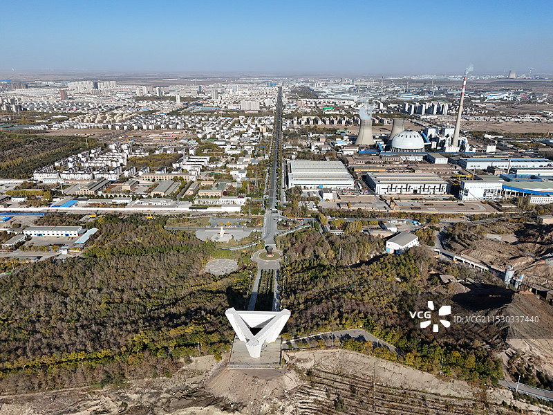 航拍矿山公园下的笔直大道图片素材