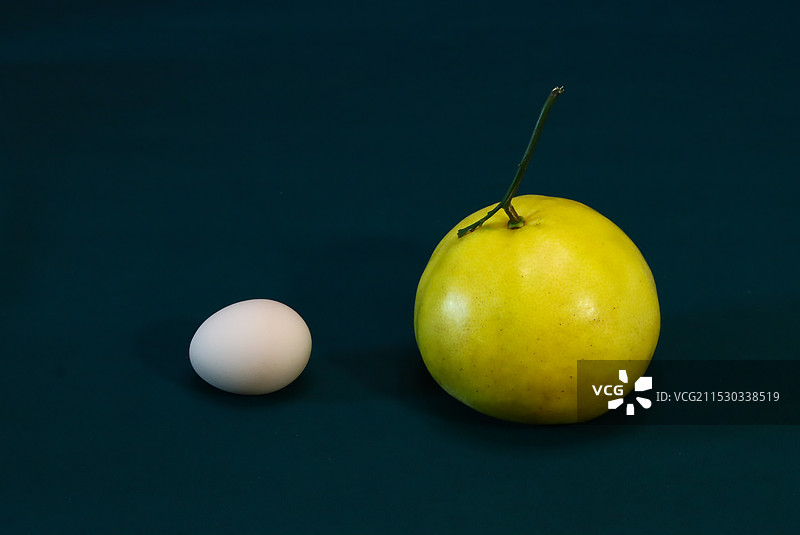 自制的葡萄柚果汁及葡萄柚图片素材