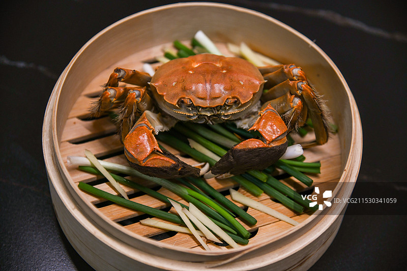 螃蟹放在盘子里图片素材