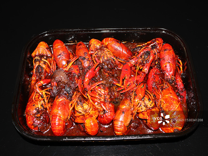 黑色背景下容器中小龙虾的高角度视图图片素材
