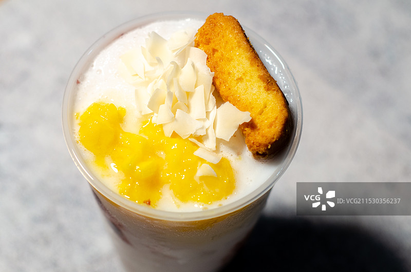 俯拍一杯缅甸甜点泡鲁达嗦嗦乐图片素材