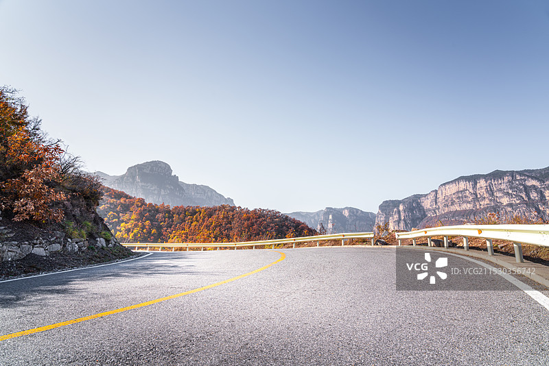 太行山汽车行驶道路弯道柏油路面背景素材图片素材