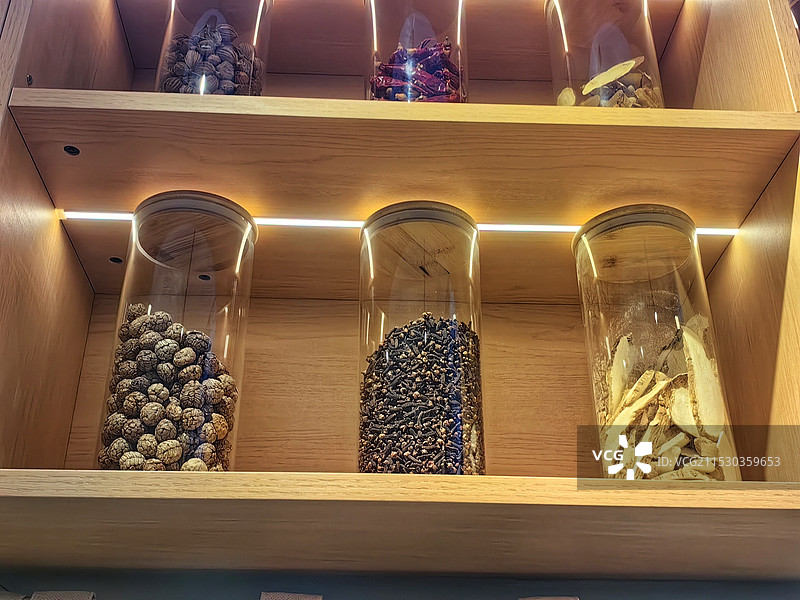 装满中药的瓶子：核桃 黄芪 红枣图片素材