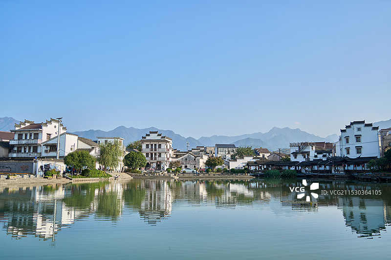 桐庐江南古村落深奥古村，群山湖面图片素材