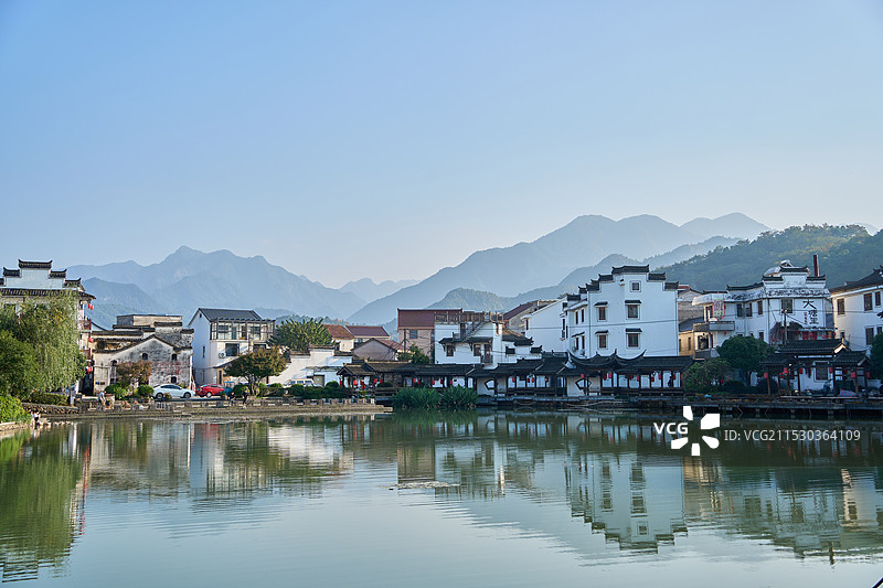 桐庐江南古村落深奥古村，群山湖面图片素材