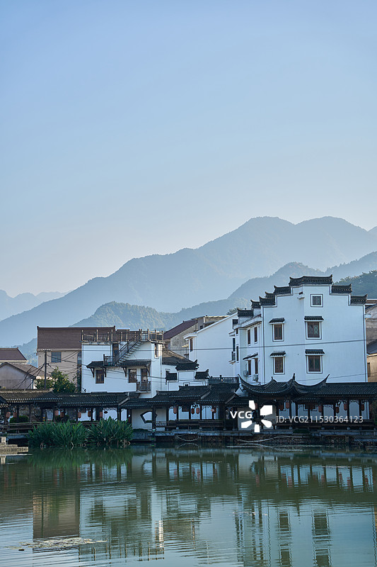 桐庐江南古村落深奥古村，群山湖面图片素材