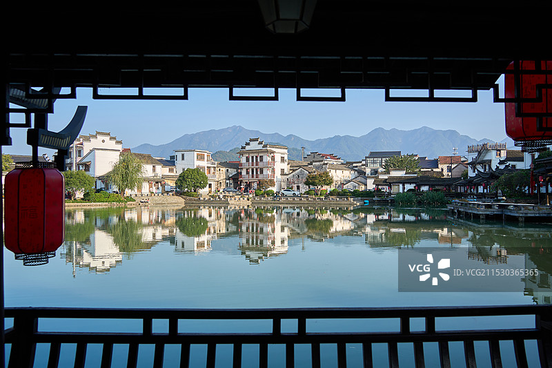 桐庐江南古村落深奥古村，群山湖面图片素材