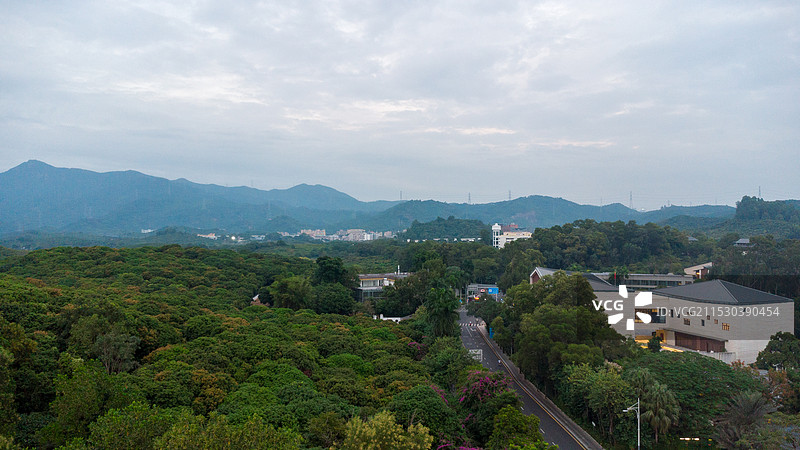环西丽湖碧道公交站前航拍麒麟山庄、阳台山、西丽湖图片素材