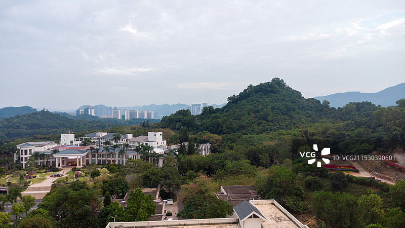 环西丽湖碧道公交站前航拍麒麟山庄、阳台山、西丽湖图片素材