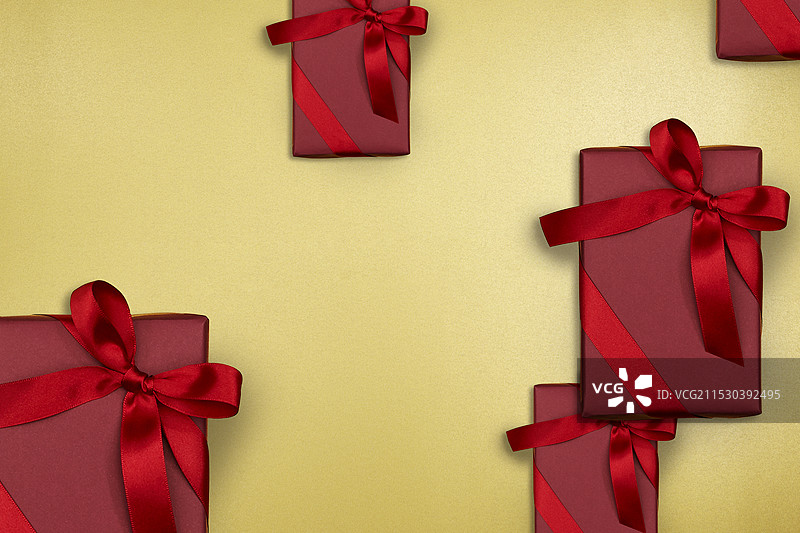 金色背景和红色礼品盒图片素材