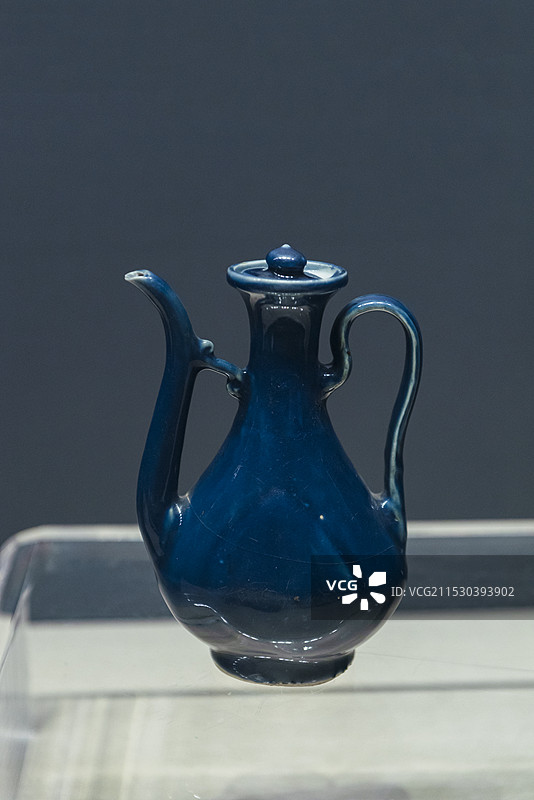 霁蓝釉执壶 明朝 中国河北省保定博物馆展览图片素材