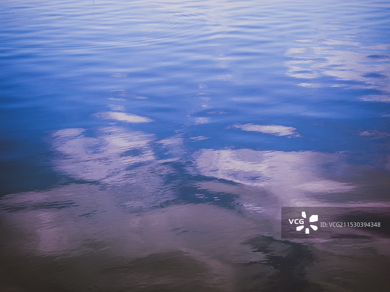 天空在水面上的倒影图片素材