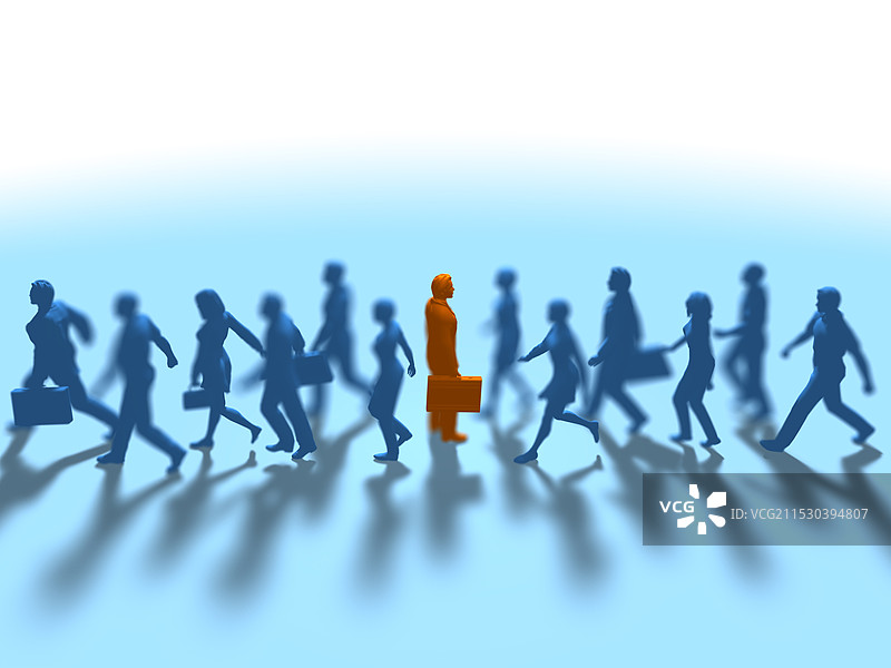 一个红色西装的商人静静地站在前进的人群面前图片素材