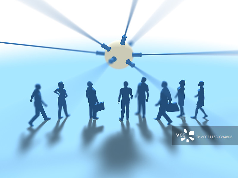 一大群男女仰望着空中漂浮的圆形连接物体图片素材