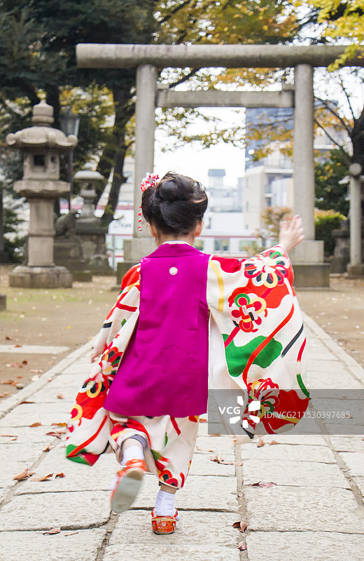 穿着和服的女孩在奔跑图片素材