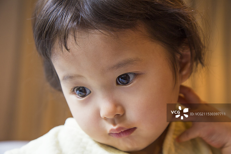 女孩低头看着地面图片素材