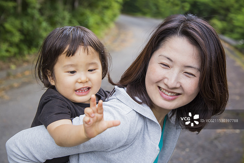母亲背着她的孩子图片素材