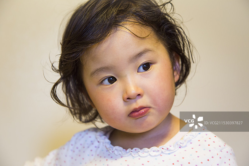 女孩凝视着某个地方图片素材