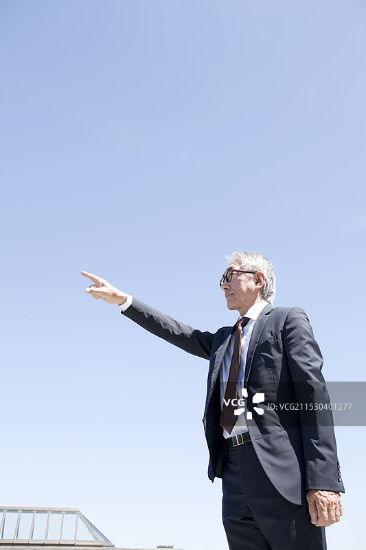 中年商人指着手指图片素材