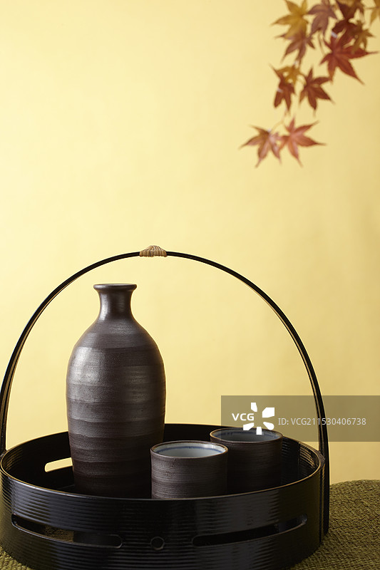 模糊的枫叶与清酒瓶图片素材