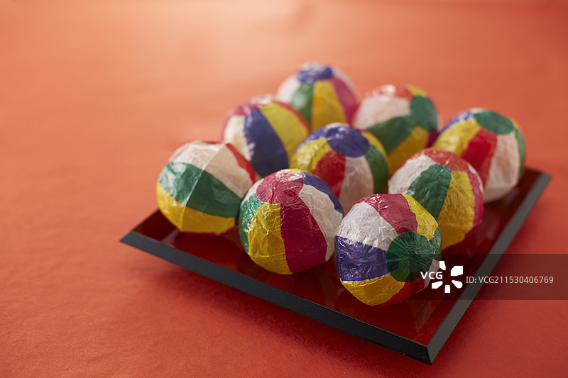 许多纸气球放在托盘上图片素材