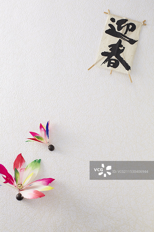 迷你风筝和两个标有“Geishun”的羽毛球羽毛。图片素材