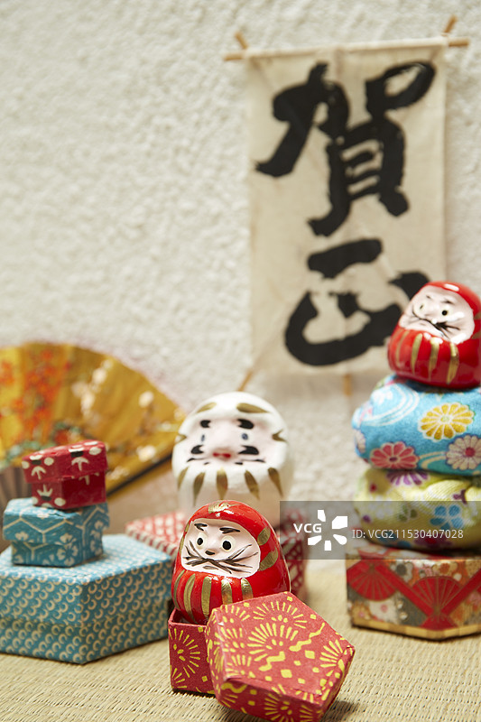 迷你达摩娃娃、一个由千代纸制成的盒子和一个手球图片素材