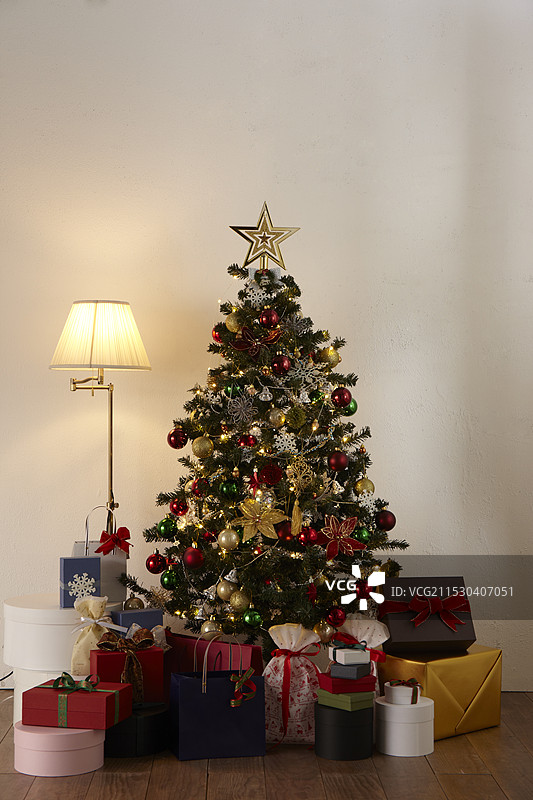 装饰有圣诞树的房间图片素材