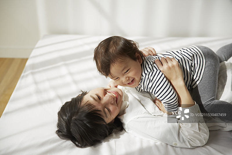 男孩被母亲抱着图片素材