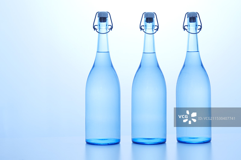 三个带塞子的玻璃瓶图片素材