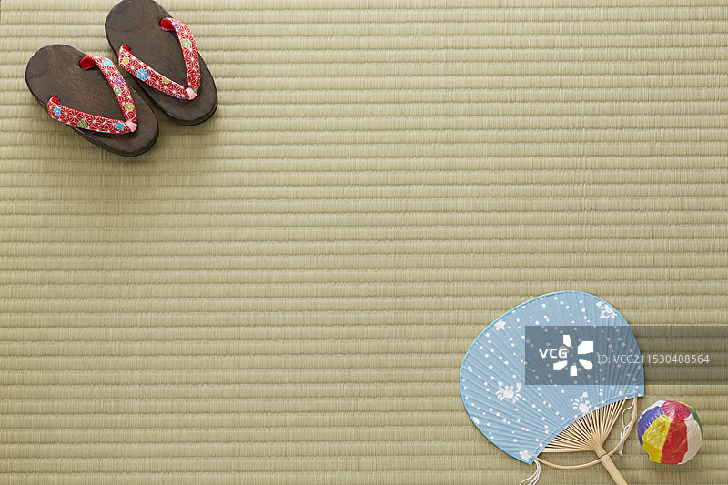 木屐和风扇放在榻榻米上图片素材