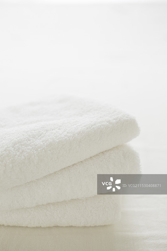 白色背景上的白色毛巾图片素材