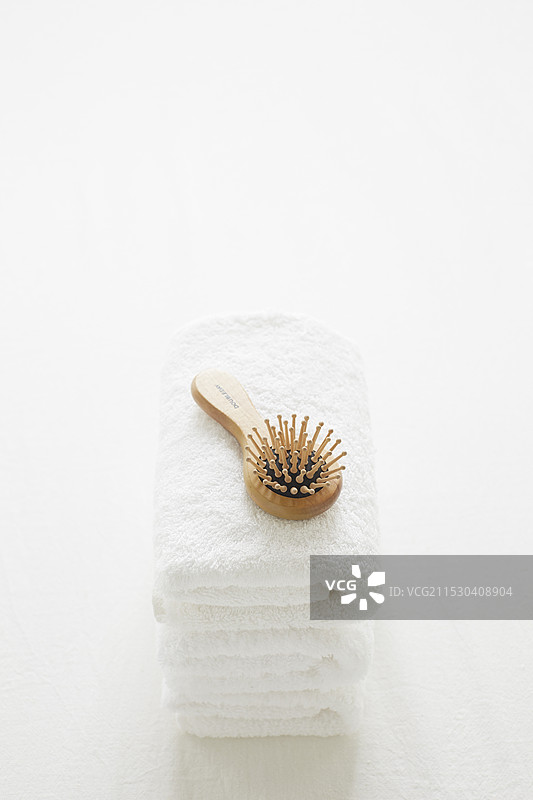 白色背景上的白色毛巾和刷子图片素材