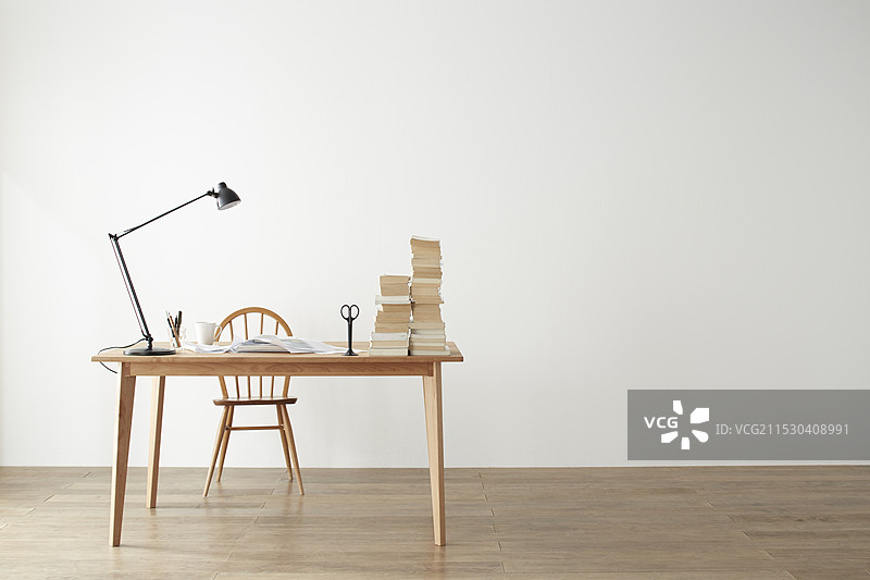 自然工作桌和一堆书籍图片素材