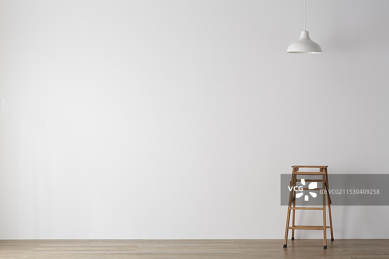 白色椅子和吊灯图片素材