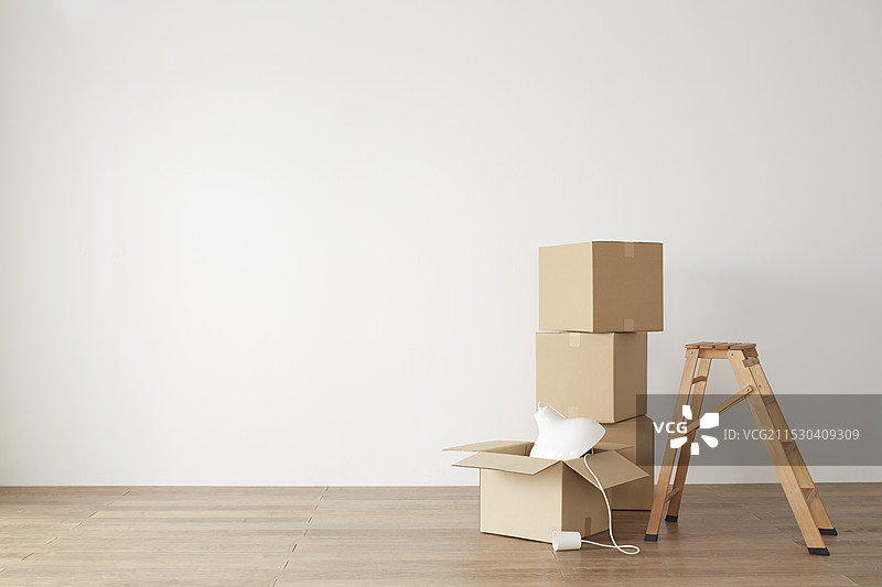 一堆纸箱和木梯图片素材