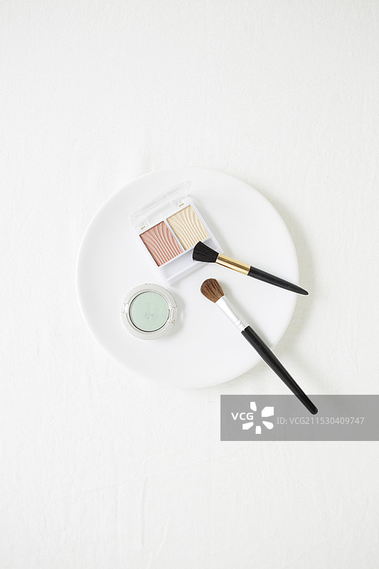 化妆刷和腮红在白色背景上图片素材