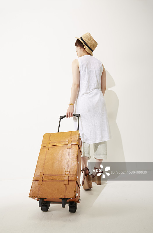 女人拉靴子图片素材