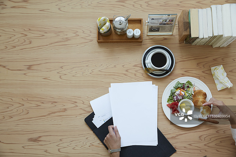 咖啡馆桌上的米饭和文件图片素材