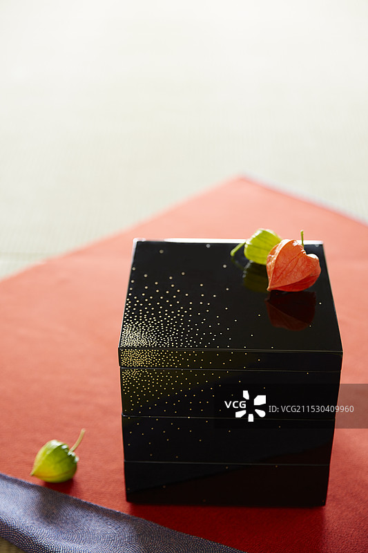 堆叠的箱子和水果图片素材