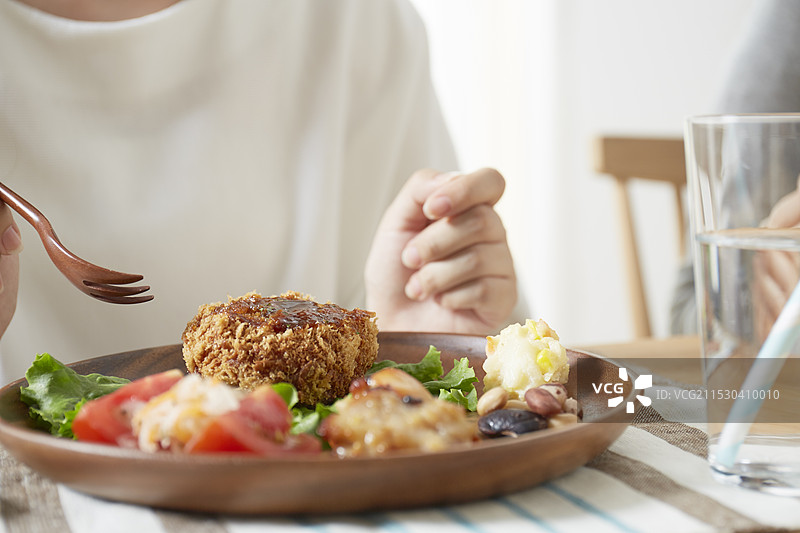 餐桌上的可乐饼和女性图片素材