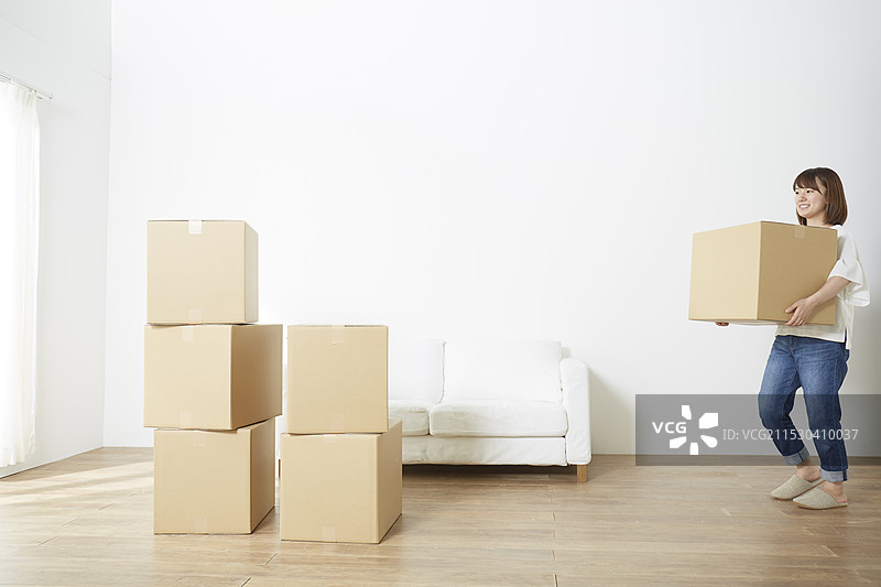 女人搬运纸箱图片素材