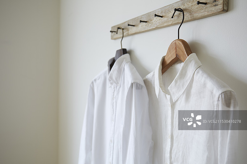 墙上的两件衬衫图片素材