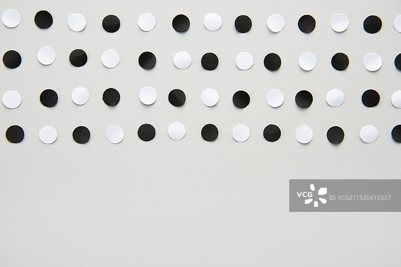黑白相间的圆形纸张，带有线条纹理图片素材