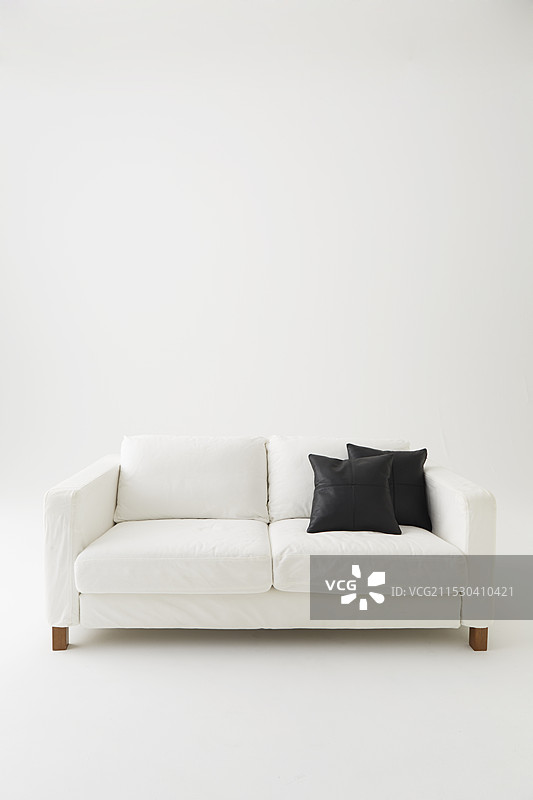 白色沙发和黑色靠垫在白色背景上图片素材