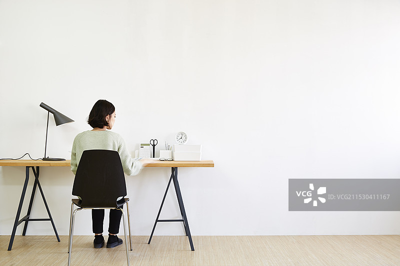 白色房间里的工作桌和人们图片素材